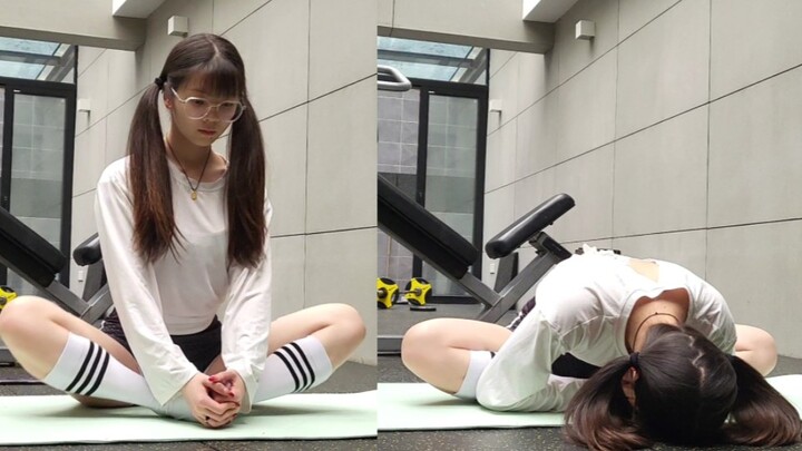 5-Minute Stretch Routine for Stunning Legs | Young People, Suck It Up and Grind!