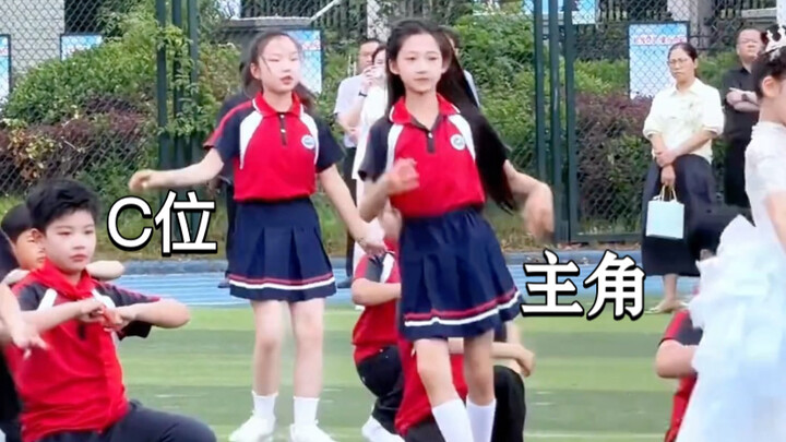 หน้าตาดี ต่อให้ใส่ชุดที่ไม่ใช่ของพระเอกก็ยังโดดเด่นมาก