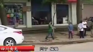 A fortune teller in Nanchong was hacked to death in the street. The fortune teller told the murderer