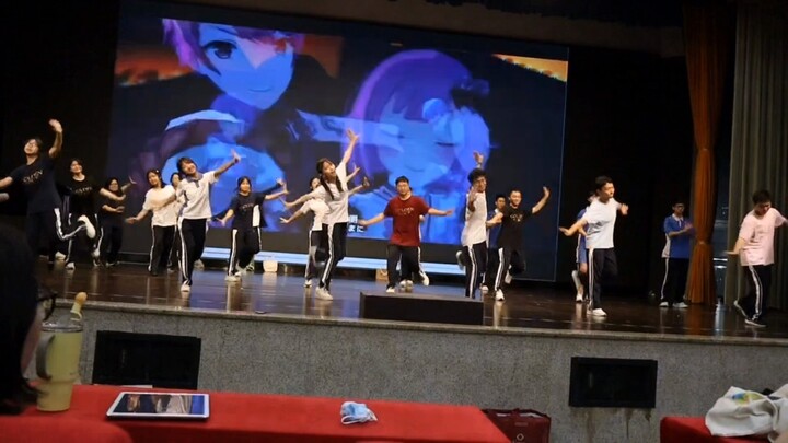 هل يمكن حقًا أن ترى مجموعة من الناس يرقصون طاعةً للتيار في هونلينغ؟