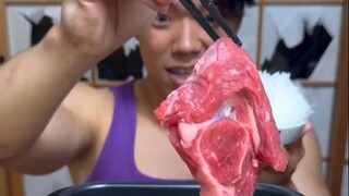 一碗大米饭，配上份量逐渐增加的烤肉，最后这一大块肯定超满足~