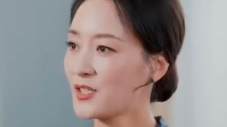 Seorang ibu penjual bekal makan siang di lokasi konstruksi diundang oleh putranya