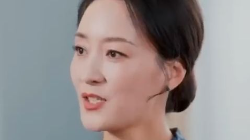 Seorang ibu penjual bekal makan siang di lokasi konstruksi diundang oleh putranya