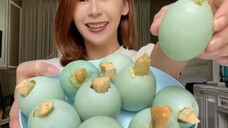 Hayooo makanan daerah mana ini … telur kok hijau ….