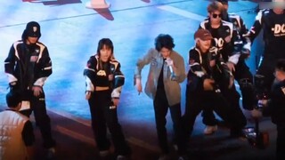 I love the tilted head in the rehearsal version, but it’s a pity that I couldn’t see it because he w