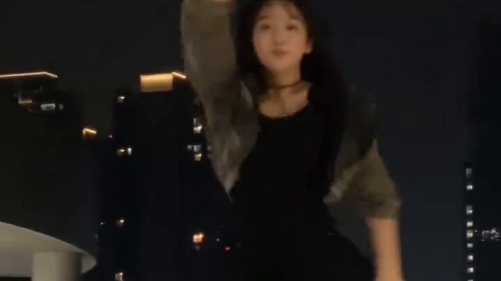 เพื่อนฉันบอกว่าเขาอยู่ห่างจากกล้องมากเกินไป ฉันจึงรีบวิ่งเข้าไปทันที