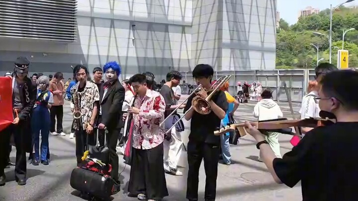 [il vento d'oro] This tour group comes with its own BGM!