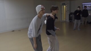 [SM's new boy group Jay Jay] Is this what the academic masters call "jumping around casually"? ? ?