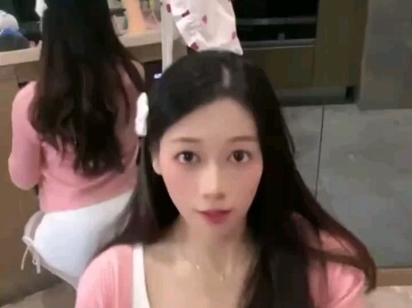 Wu Liufang gets down on her knees to dance for Big Brother—so mesmerizing she’s practically writhing