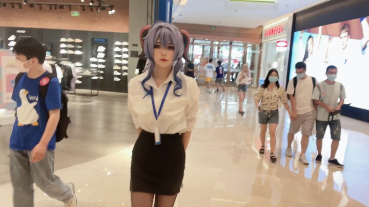 At 1.7 meters, I persecuted my 1.5-meter friends to take pictures of me (laughs)
