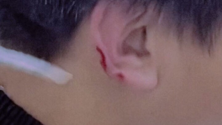 "صالون تصفيف الشعر ذو الأذن الواحدة"