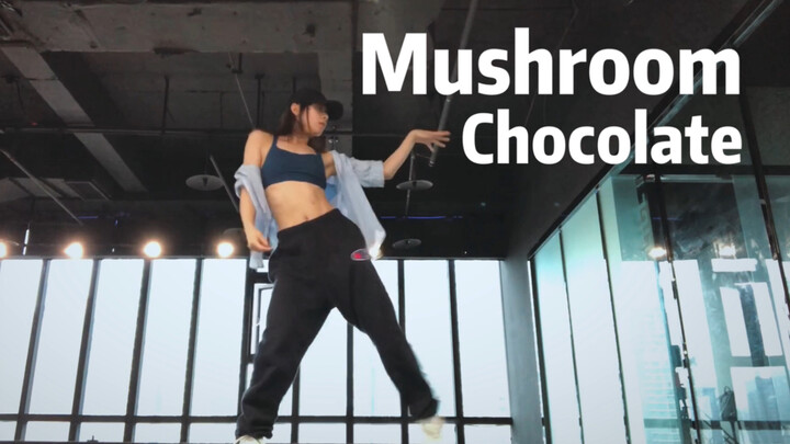 A short clip of Lisa's dance cover of "Mushroom Chocolate" / The latest on the Internet, it doesn't 