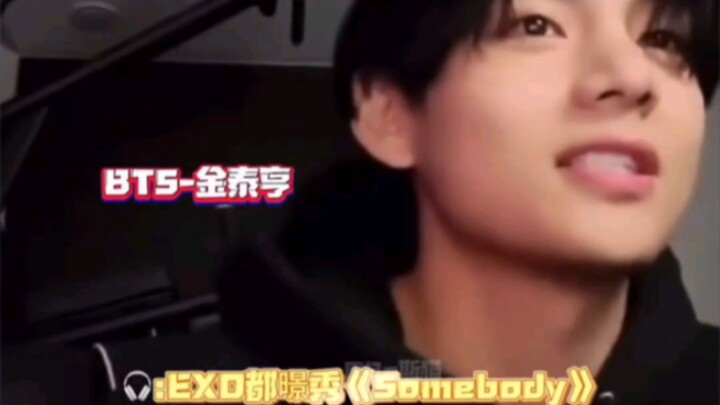 Aaaa Kim Taehyung live menyanyikan lagu solo Do Kyungsoo