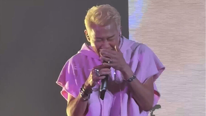 Tao Zhe dari grup Do I Do naik ke panggung, para penggemar langsung berseru: “Waduh, keren banget!”