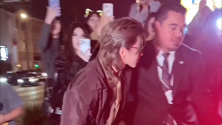 Cai Xukun xuống xe suýt ngã, may mà còn có “ký ức thịt gà” để cứu anh.