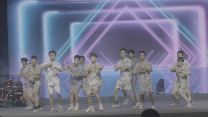 Shock! Students from a 985 college in Sichuan actually danced "New Treasure Island" in the square!