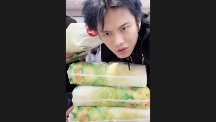 ระหว่างการไลฟ์สดของเสี่ยวหยางเกอ กลับเกิดเหตุการณ์ไม่คาดคิดขึ้น เมื่อมีเด็กอายุยังไม่ถึงเกณฑ์ให้ของข