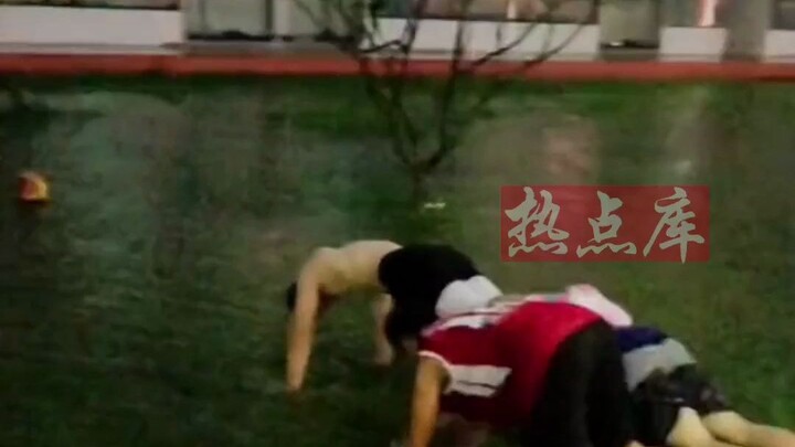 大学生下雨天搭人桥捡球，网友：原来还是有清醒人。