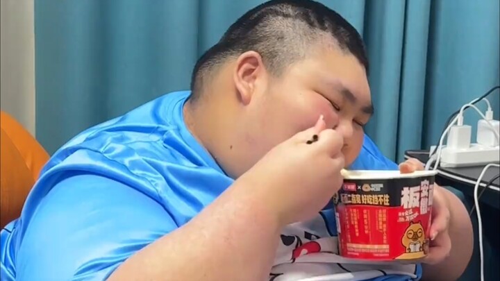 Welcome to the vlog of a 250-kg slightly chubby little puppy’s day of home-based weight loss 😘😘