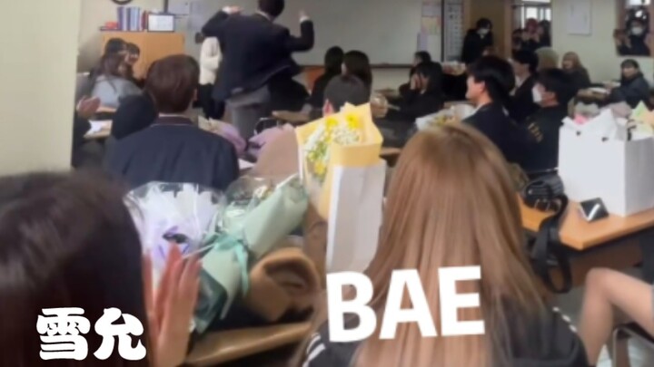 เพื่อนร่วมชั้นของซอลยุน BAE กระโดดเล่นเกม dice เพื่อรับใบจบการศึกษา ☞ เพิ่มมุมมองจากซอลยุน BAE