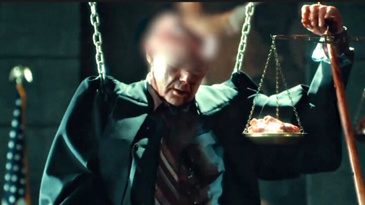 Hakim digali dengan otak dan jantungnya, berdiri di tengah pengadilan sambil memegang timbangan, den