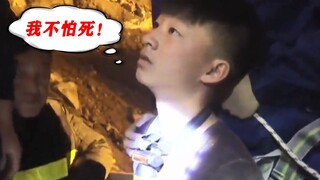 Một bé gái 3 tuổi rơi xuống giếng sâu 30 mét, và một cậu bé 14 tuổi đã liều mạng cứu em sáu lần. Cái