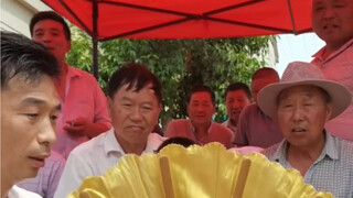 Tôi đã gặp một bậc thầy trên phố và sửa lại chiếc quạt hỏng chỉ trong một giây!