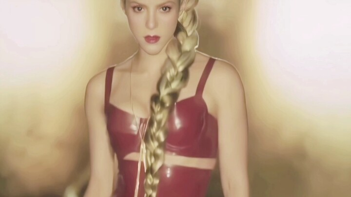 A Latin goddess who dedicates herself to art!