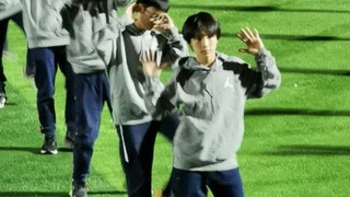 Can boys be so cute when doing exercises? First grader Su Xinhao will tell you.