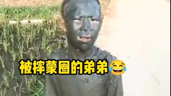 Hilarious: Sexy aunt takes cute kid to fry cow dung, but unexpectedly the cute kid's mouth is full o