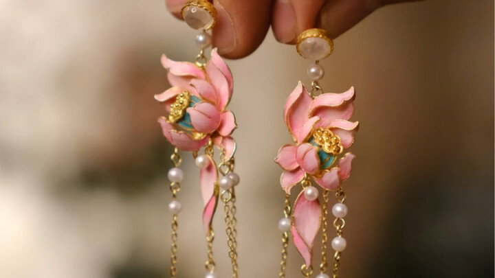 Sudah sering melihat perhiasan dotui berwarna biru, kali ini yang berwarna merah muda benar-benar se