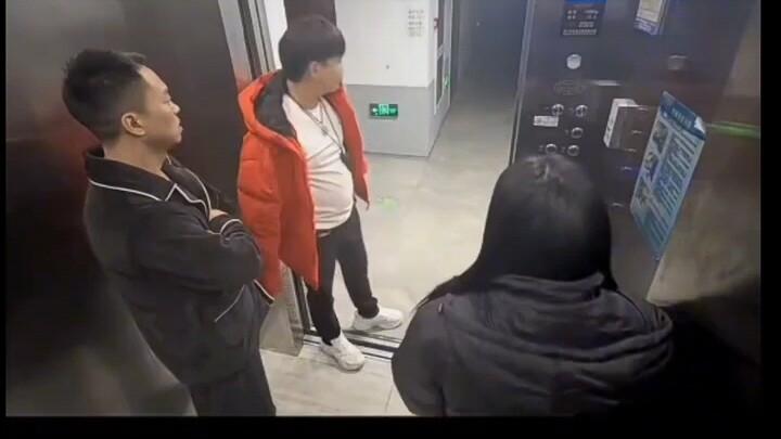 Orange-clad man hogged the public elevator and even started a fight! But the pajama-wearing guy didn