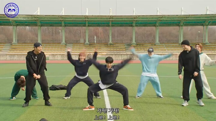 Meski sibuk membuat keributan, tetap tak lupa menari bersama kelompok dan mencari kamera