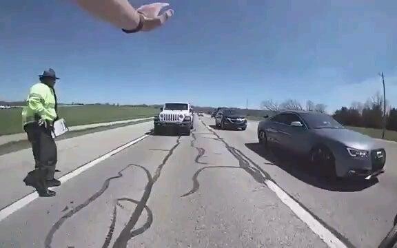 ชายกะเหรี่ยงคิดว่าเขาเป็นเจ้าของถนน