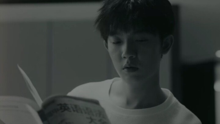 เขายังอ่านหนังสือแม้กระทั่งก่อนกินยา ทำได้อย่างเป็นธรรมชาติราวกับกินลูกอม! ใคร ๆ ต่างคิดว่าเขาอยากตา