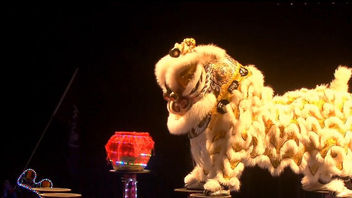 Trên cọc mai hoa, chú bé Da Xi tinh nghịch đáng yêu đang làm gì vậy nhỉ?