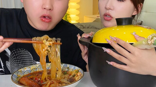 Pacarku yang rakus ingin memakan segalanya, tapi pada akhirnya... #couplefunnydaily