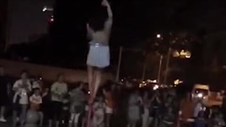 โรงเรียนสอนเต้นรับสมัครนักเรียน เต้นสติ๊กเกิลแดนซ์หน้าประตูโรงเรียนมัธยม