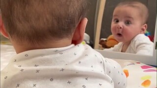 نظرت بيبي الصغيرة في المرآة وانبهرت بمدى جمالها