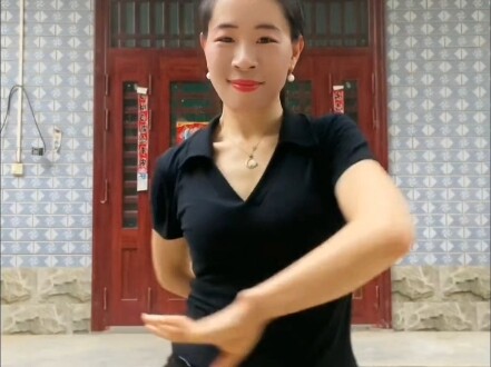 河南女子凭借灵动飘逸的舞姿受到上百万网友的喜爱
