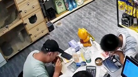 แค่ 250,000 ก็ทำให้คุณตื่นเต้นขนาดนี้แล้วเหรอ? มา ส่งโทรศัพท์ของคุณมาให้ฉันหน่อยสิ