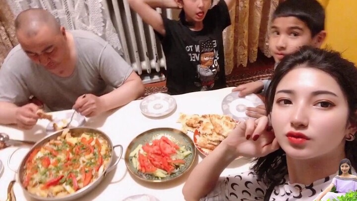 ครอบครัว 6 คนในซินเจียงกินอะไรกันมื้อเดียว? คุณแม่ทำไก่ย่างบนแผ่นเหล็ก ห่อด้วยนาบากินอร่อยสุดๆ!