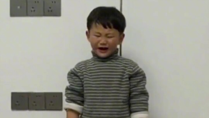 بعد أن أخبرته أمه بأن خلفيته غير جميلة، توقف عن البكاء فورًا ليحفظ الإطار ويغيّر موقعه ويكمل البكاء 