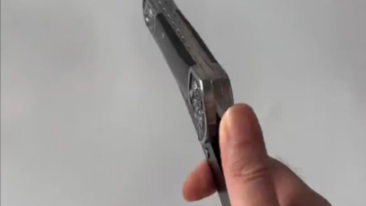 Lưỡi dao ma quái có thể gập lại