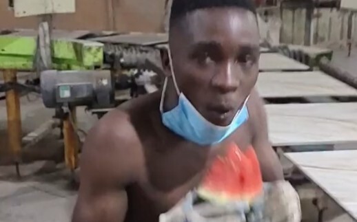 看他太热了，给他拿块西瓜吃，真没想到他一个月工资三百多块既然花20多块买包烟发给中国人抽