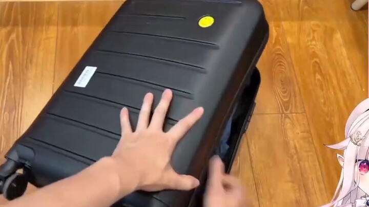 A Japanese lolita was so embarrassed when watching Fugui-kun's "Unboxing of Fan Gifts". Can she pass