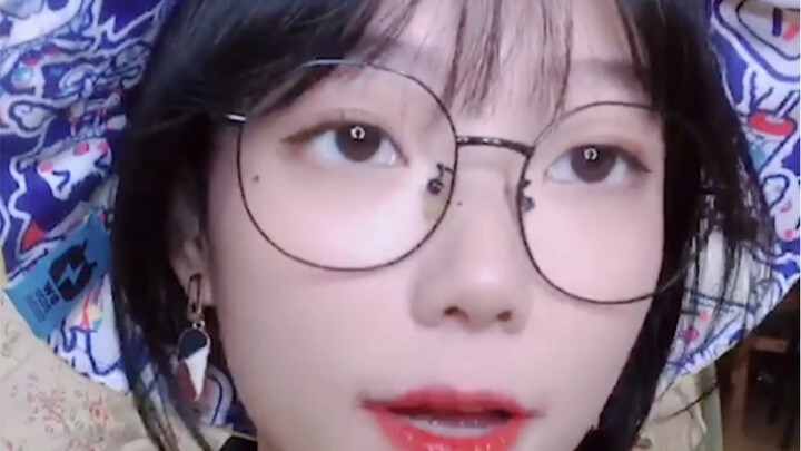 كيف تُغازل المذيعة الرئيسية