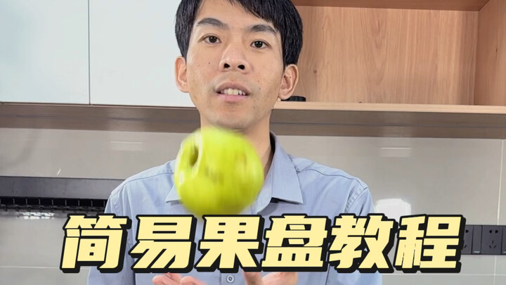 Làm một đĩa trái cây với táo, cam, dưa chuột và cà chua bi