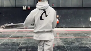 Behind-the-scenes footage always shows the details and movements more clearly than on stage.