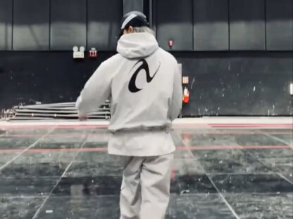 Behind-the-scenes footage always shows the details and movements more clearly than on stage.